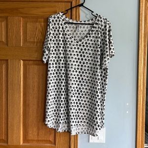 LIKE NEW! LULAROE Christy tee paw prints size 3x TSHIRT